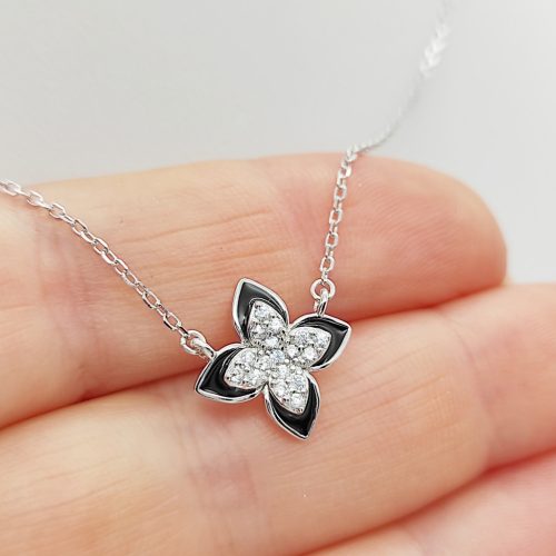 Ezüst nyaklánc fekete-fehér virág medállal