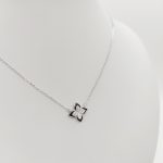 Ezüst nyaklánc fekete-fehér virág medállal