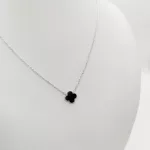 Ezüst nyaklánc fekete lóhere medállal
