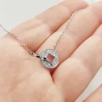 Ezüst nyaklánc modern köves medállal