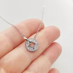 Ezüst nyaklánc modern köves medállal