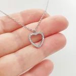 Ezüst nyaklánc szikrázó szív medállal