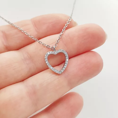 Ezüst nyaklánc szikrázó szív medállal