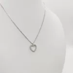 Ezüst nyaklánc szikrázó szív medállal