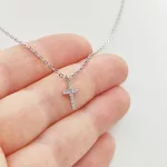 Ezüst nyaklánc köves kereszt medállal