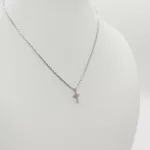 Ezüst nyaklánc köves kereszt medállal