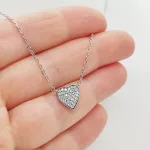 Ezüst nyaklánc köves szív medállal