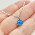 Ezüst nyaklánc kék opál medállal
