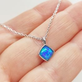 Ezüst nyaklánc kék opál medállal