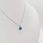 Ezüst nyaklánc kék opál medállal