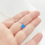 Ezüst nyaklánc kék opál medállal