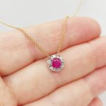 Sárga-fehér arany nyaklánc gyémánt és rubin medállal