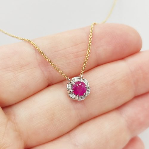 Sárga-fehér arany nyaklánc gyémánt és rubin medállal