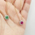 Sárga-fehér arany nyaklánc gyémánt és rubin medállal