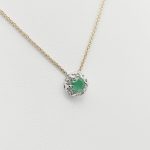 Arany nyaklánc gyémánt és smaragd medállal