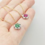 Arany nyaklánc gyémánt és smaragd medállal