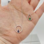 Fehér arany nyaklánc gyémánttal és zafírral