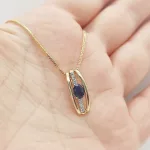 Sárga arany medál gyémánttal és zafírral