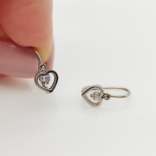 Fehér arany szívecske fülbevaló közepén fehér kővel