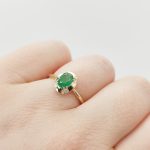 Sárga arany gyűrű gyémánttal és smaragddal