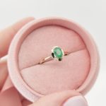 Sárga arany gyűrű gyémánttal és smaragddal