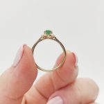 Sárga arany gyűrű gyémánttal és smaragddal