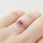 Fehér arany gyűrű gyémánttal és rubinnal