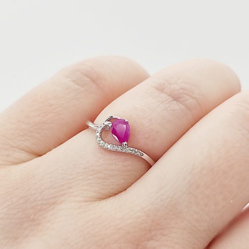 Fehér arany gyűrű gyémánttal és rubinnal