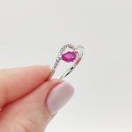 Fehér arany gyűrű gyémánttal és rubinnal