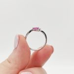 Fehér arany gyűrű gyémánttal és rubinnal