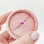 Fehér arany gyűrű gyémánttal és rubinnal