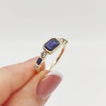 Sárga arany gyűrű gyémánttal és zafírral