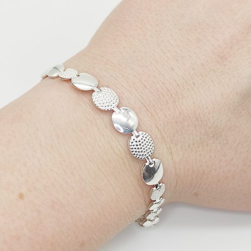 Ezüst elől szélesedő kerek mintás szegedi karlánc - 18 cm