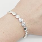 Ezüst elől szélesedő kerek mintás szegedi karlánc - 17,5cm