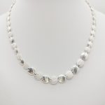 Ezüst elől szélesedő kerek mintás szegedi nyakék - 45 cm