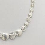 Ezüst elől szélesedő kerek mintás szegedi nyakék - 45 cm