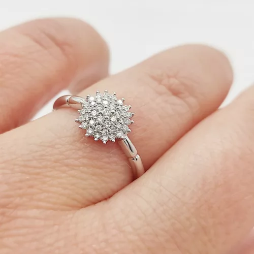 Fehér arany gyűrű gyémánttal