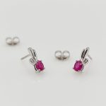 Fehér arany fülbevaló rubinnal