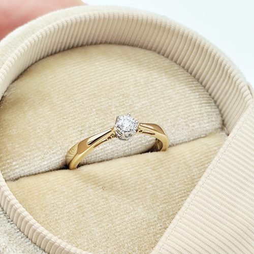 Sárga arany gyűrű gyémánttal