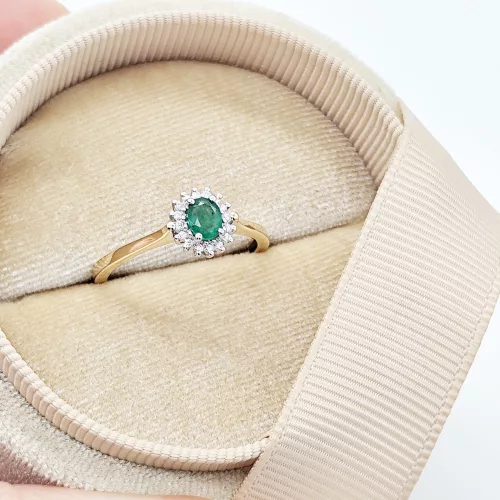 Sárga arany gyűrű gyémánttal és smaragddal