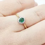 Sárga arany gyűrű gyémánttal és smaragddal