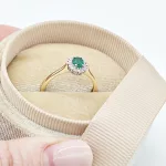 Sárga arany gyűrű gyémánttal és smaragddal