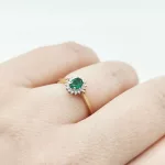 Sárga arany gyűrű gyémánttal és smaragddal