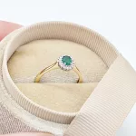 Sárga arany gyűrű gyémánttal és smaragddal