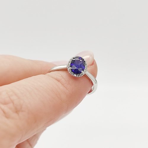 Fehér arany gyűrű gyémánttal és zafírral