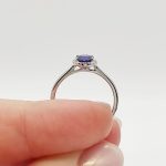 Fehér arany gyűrű gyémánttal és zafírral