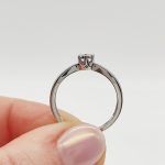 Fehér arany gyűrű gyémánttal