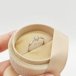 Fehér arany gyűrű gyémánttal