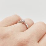 Fehér arany gyűrű gyémánttal