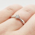 Fehér arany gyűrű gyémánttal